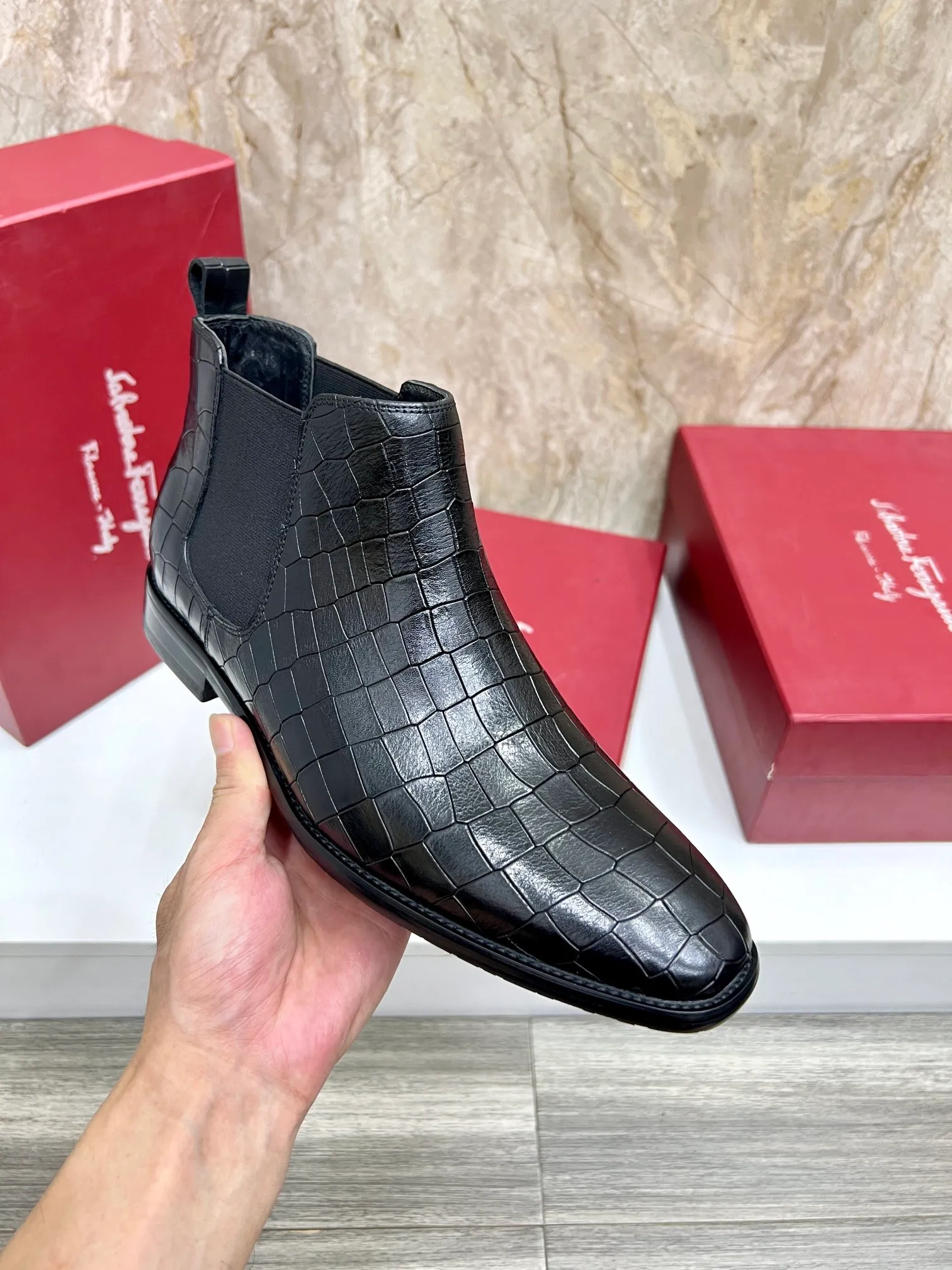 Original order quality: Men's shoes 💰700 Brand: Ferragamo (Ferragamo) One size larger: Men's size 38-44 (45 customized) Grade: Same style as the official website High-end men's shoes Material: Original cowhide, cowhide lining, original outsole Style category: Chelsea men's boots Fashion trend Color: Actual picture